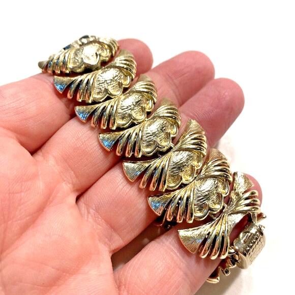 Vintage Coro Pegasus Chain Bracelet thick chunky mod goldtone retro chic jewelry - Picture 5 of 7